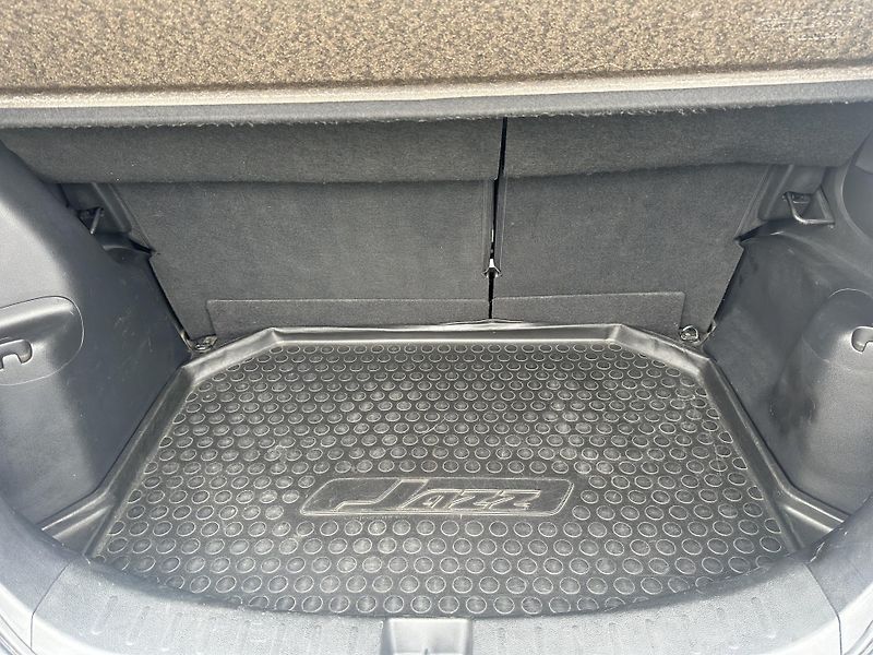 Honda Jazz (2010) 1.4 i-VTEC (73 kW) - fotka 18 z 31