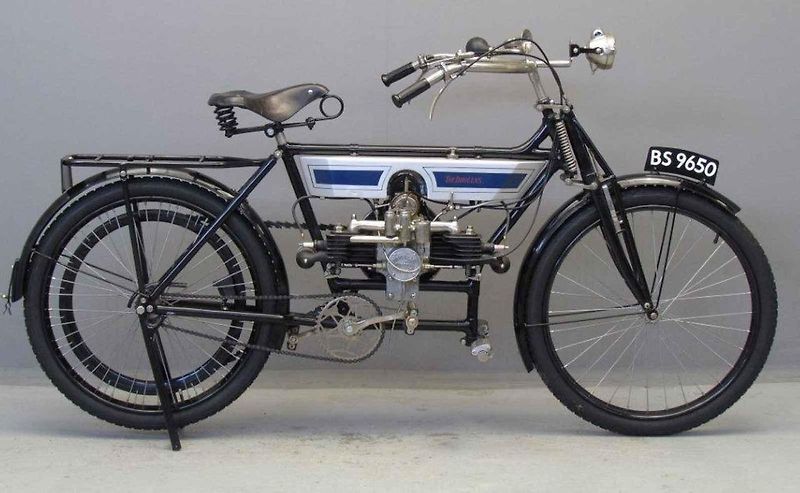 Motocykl Douglas W z roku 1917 byl k vidění na letošním, již 8. srazu historických vozidel v Litvínově na Loučkách.