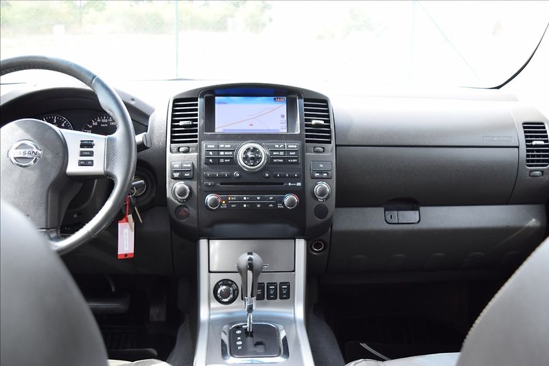 Nissan Navara 3,0 dCi V6 170KW TAŽNÉ 4X4 ALU - fotka 21 z 45