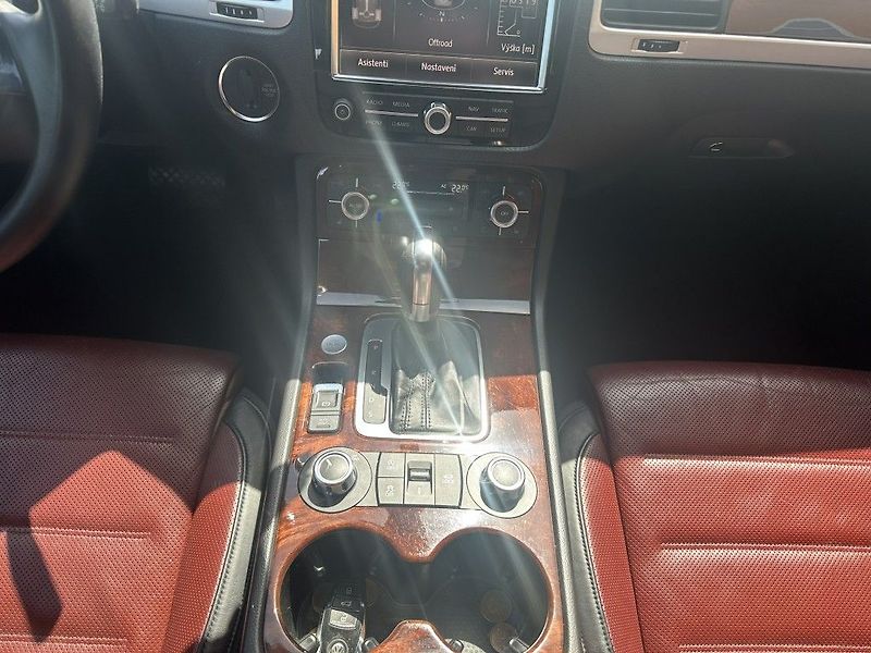 Volkswagen Touareg 3.0 V6 TDi BlueMotion - fotka 15 z 35