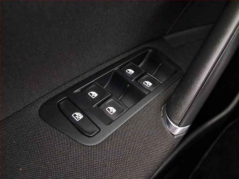 Volkswagen Golf (2017) Comfortline 1.6 TDI, Automat - fotka 16 z 19