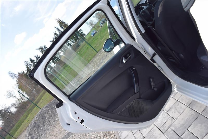 Peugeot 208 1,4 HDi 50KW NÍZKÉ KM KLIMA - fotka 29 z 50