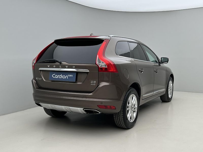 Volvo XC60 D5 AWD SUMMUM AUT CZ - fotka 12 z 38