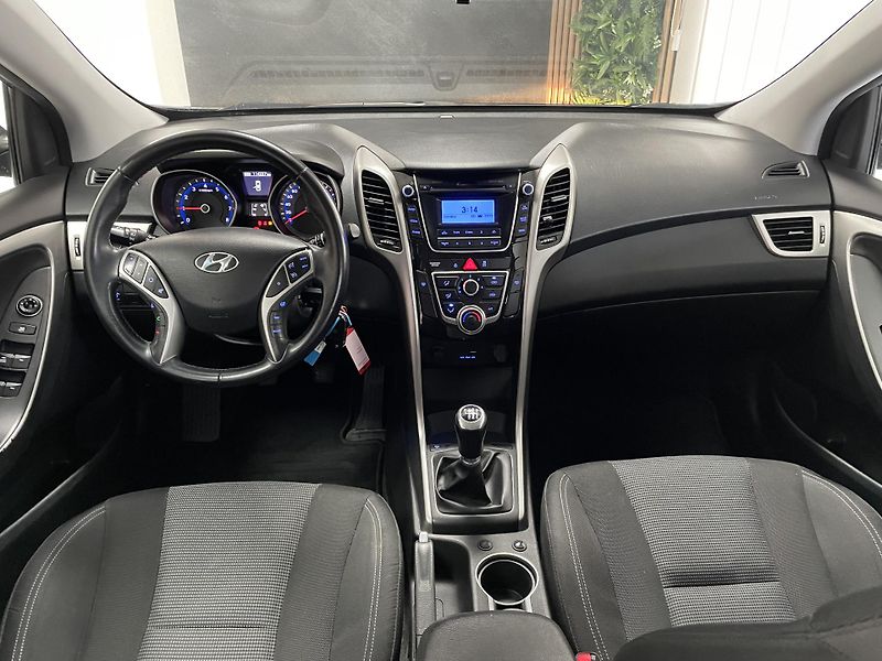Hyundai i30 1.6 i 88kW ČR 1.MAJ.REZERVACE  - fotka 21 z 23