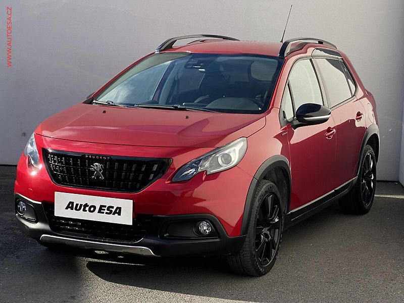 Peugeot 2008 (2018) 1.2 PT, GT Line, navi - fotka 3 z 17