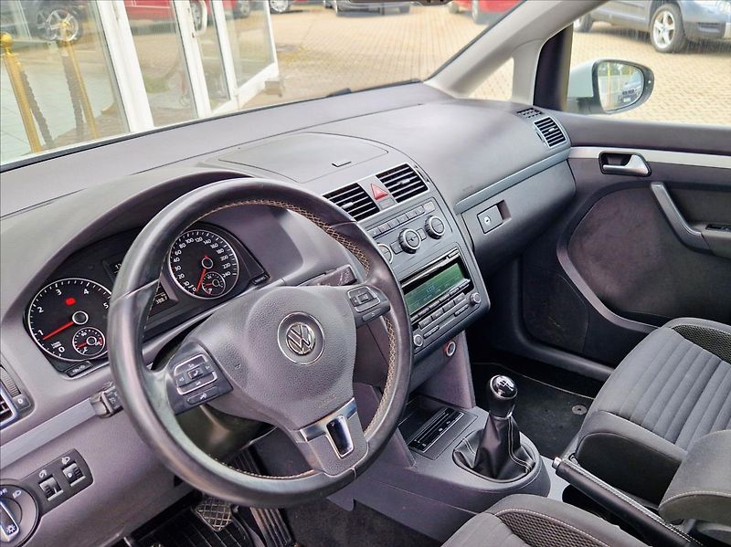 Volkswagen Touran 2,0 TDI 7MÍST VÝHŘEV KLIMA - fotka 18 z 26