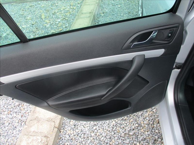 Škoda Octavia 2,0 TDI RS, aut.klima,tažné, - fotka 16 z 38