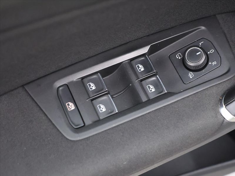 Volkswagen Touran 1,6 TDI 81kW DSG 7-Míst Tažné - fotka 15 z 29