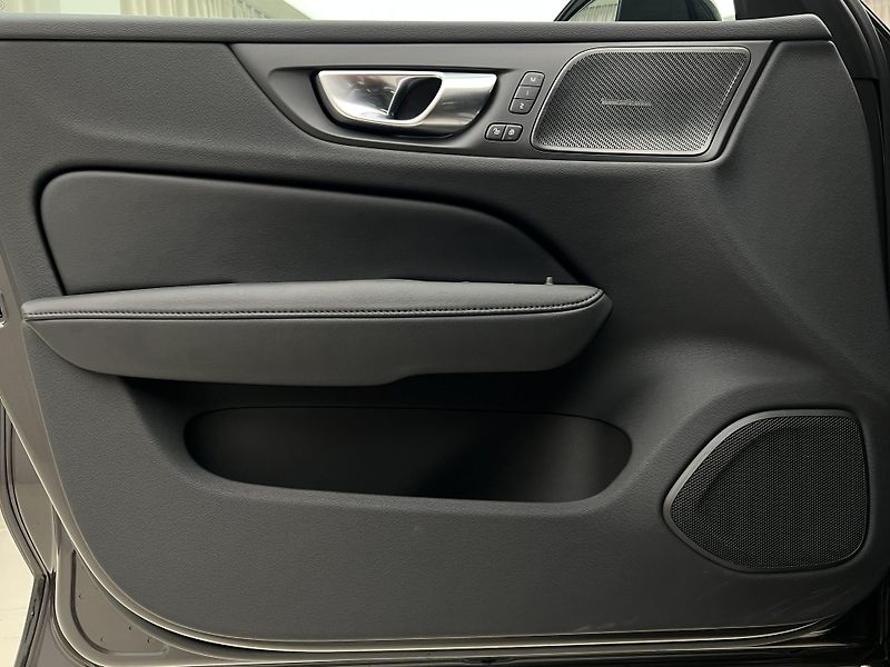 Volvo V60 B4 DARK PLUS AUT - fotka 7 z 42