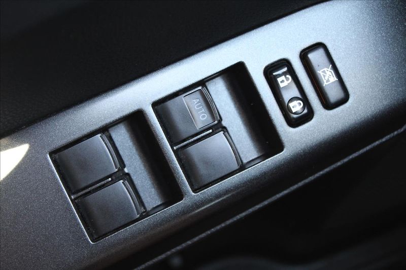 Toyota RAV4 2,0 D-4D  NOVÉ V ČR,TAŽNÉ - fotka 21 z 33