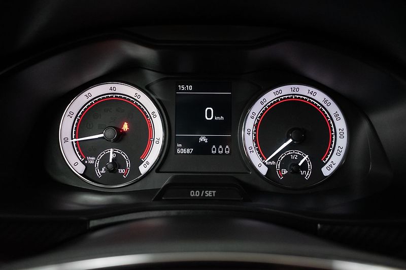 Škoda Kamiq 1.0 TSI MonteCarlo*TAŽNÉ*ČR 1M - fotka 21 z 44