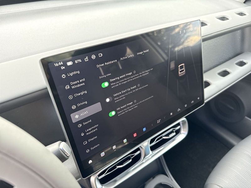 Leapmotor B10 (2026) DESIGN HYBRID EV 18,8 kWh - fotka 19 z 30