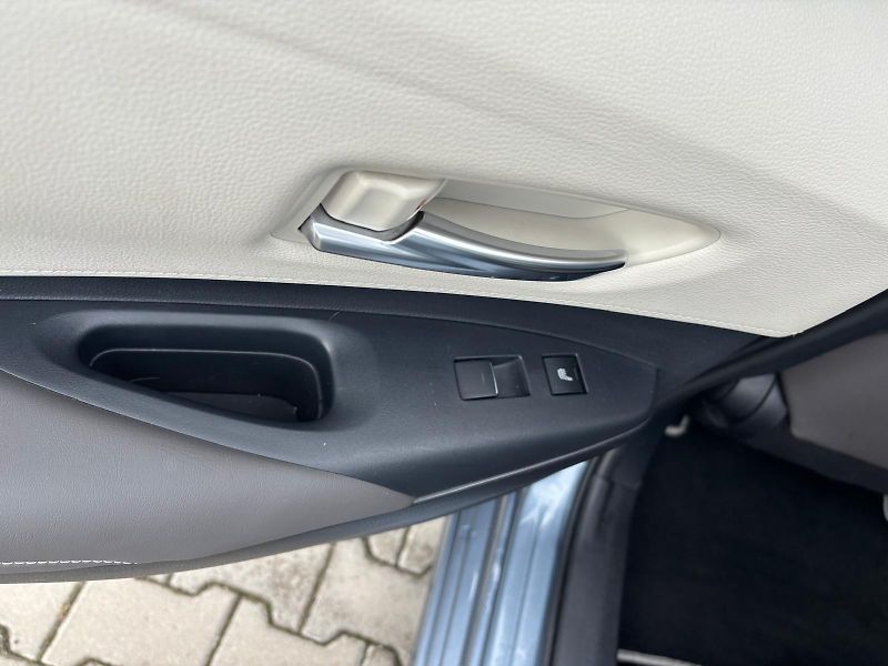 Toyota Corolla 1.8 HSD e-CVT Executive VIP - fotka 23 z 28