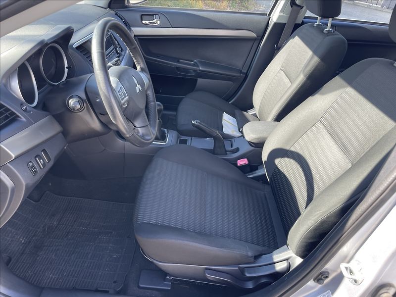 Mitsubishi Lancer 1,6 i 86kw Invite Klima Tažné - fotka 7 z 33