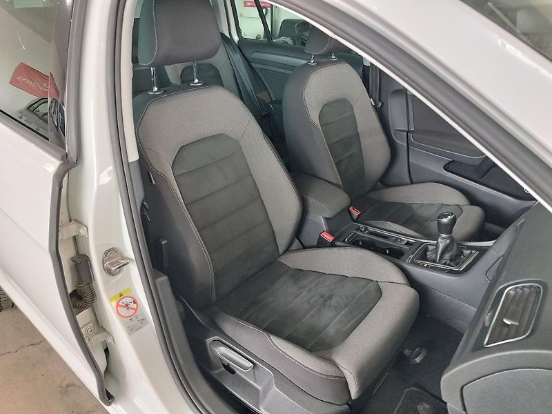 Volkswagen Golf (2017) TSI,92KW,FULL,LED,19ALU,TAŽNÝ - fotka 18 z 39