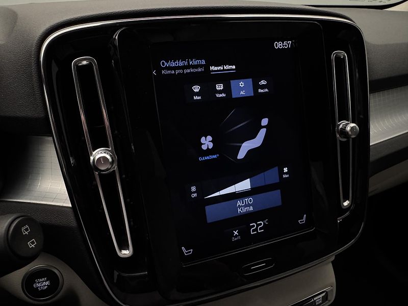 Volvo XC40 T3 MOMENTUM REZERVACE - fotka 43 z 47