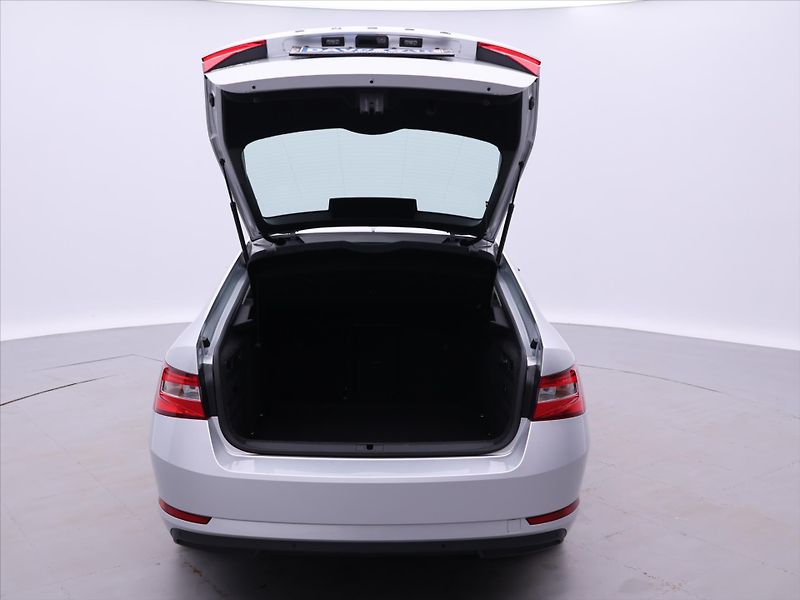 Škoda Superb 2,0 TDI DSG CZ Style 1.Maj DPH - fotka 9 z 30