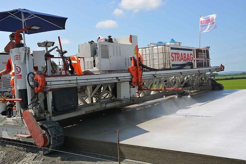 Pokládka betonové vrstvy vozovky je milníkem stavby dálnice D1 na úseku Říkovice - Přerov. Stavebníci ji zahájili tento týden.