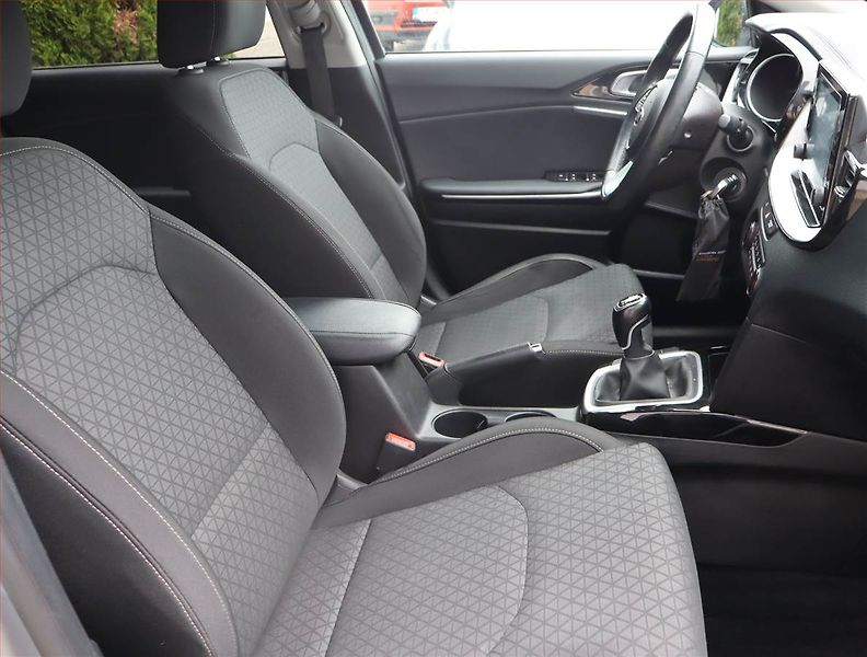 Kia Ceed (2021) Silver 1.5 T-GDI, Serv.kniha - fotka 9 z 20