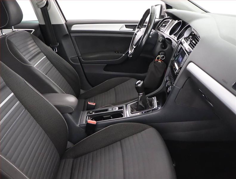Volkswagen Golf (2015) 2.0 TDI, Navi, Park. senzory - fotka 9 z 19