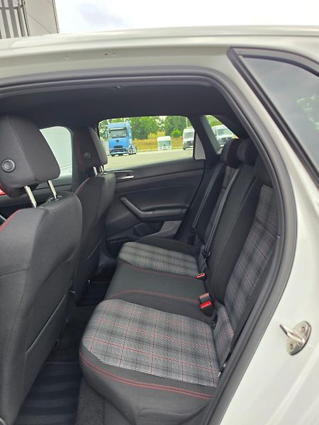 Volkswagen Polo GTI 2.0TSI DSG 152kW DPH 1.Maj - fotka 19 z 22