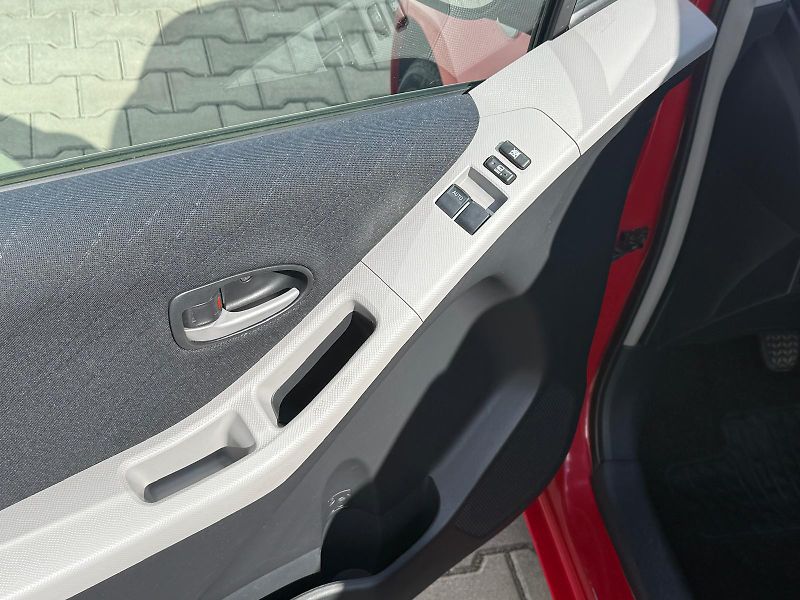 Toyota Yaris 1.3 VVT-i 64kW - fotka 12 z 26