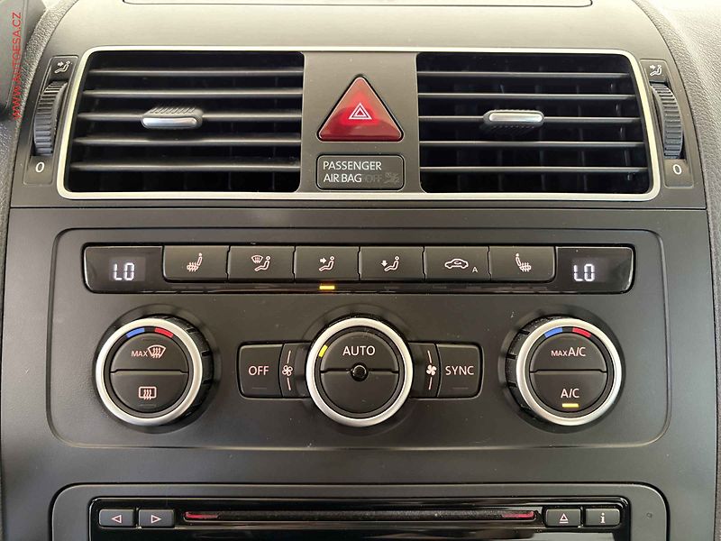 Volkswagen Touran (2014) 2.0TDi, AC, park.čidla - fotka 15 z 16
