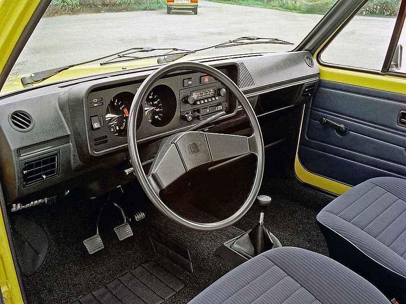 První a sedmá generace Volkswagenu Golf GTI.
