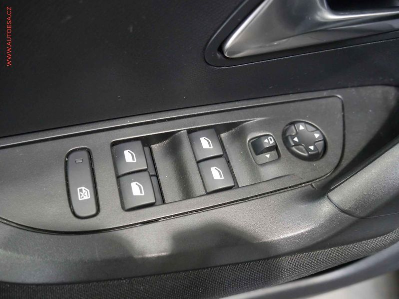 Peugeot 2008 (2021) 1.2 PT, 2.maj,ČR, servis - fotka 18 z 18