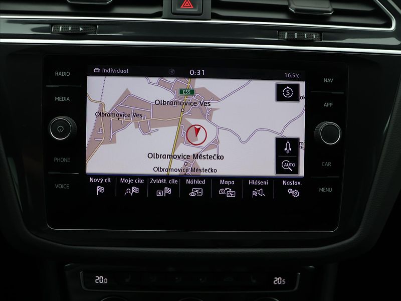 Volkswagen Tiguan 2,0 TDI Highline 4x4 DSG DPH - fotka 17 z 26