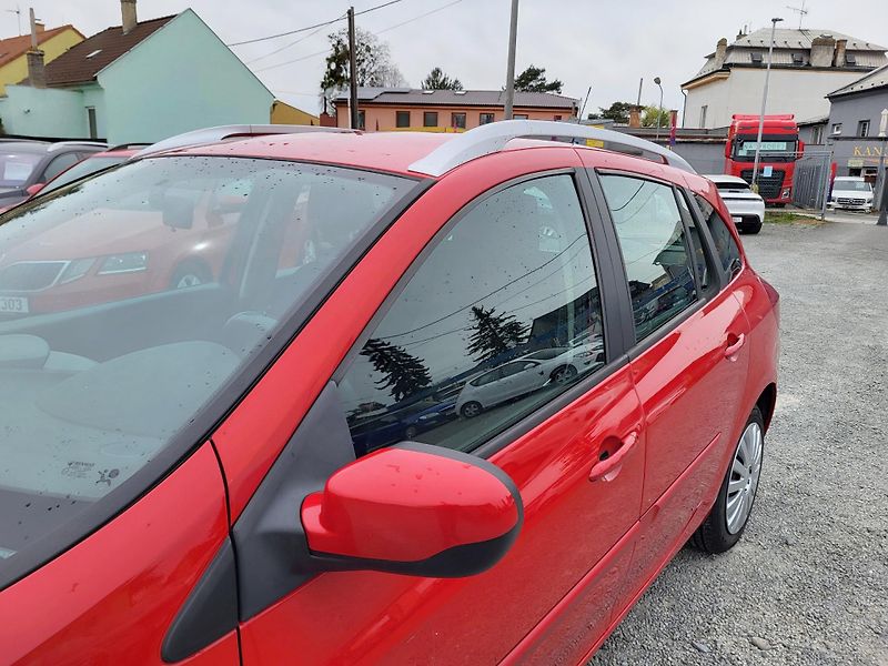 Renault Clio GRANDTOUR 1.2 i 16V ČR 1.majit - fotka 30 z 41