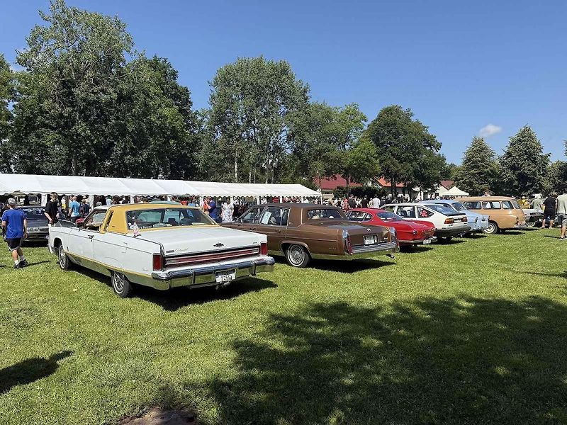 Návštěvníci akce mohli obdivovat kolem 140 historických automobilů, motorek i traktorů.