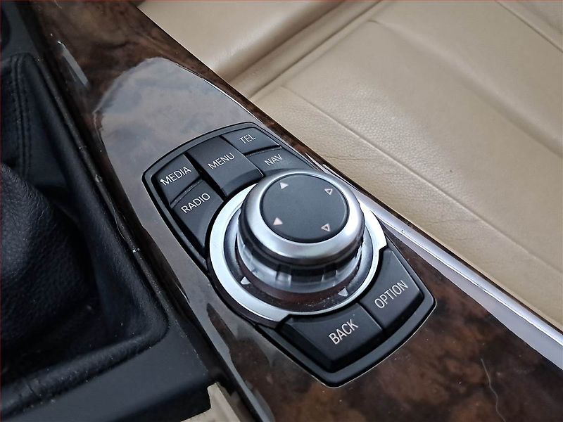 BMW Řada 3 (2012) 320 d, Kůže, Navi, Bi-Xenony - fotka 18 z 21
