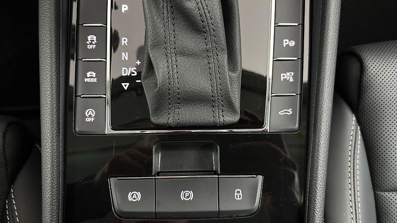 Škoda Superb 2.0 TDI DSG 4x4 L&K Combi - fotka 27 z 34