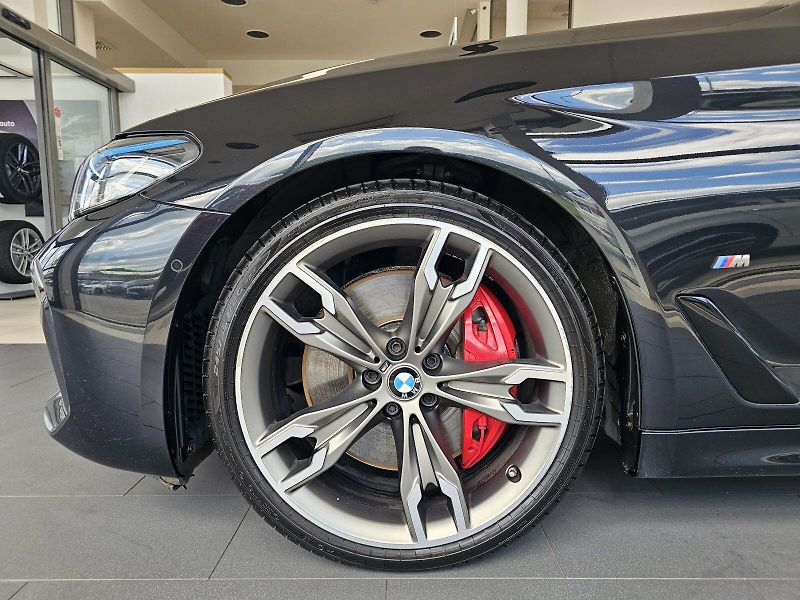 BMW Řada 5 M550i xDrive - fotka 5 z 32