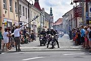 Ze startu XIV. Slánského okruhu - průjezd Londou.