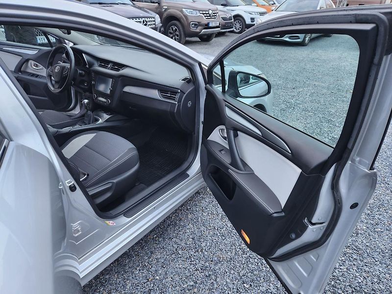 Toyota Avensis 2.0 D-4D Navi Kamera  - fotka 17 z 18