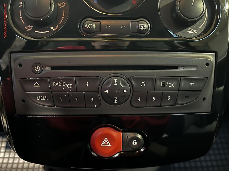 Renault Clio (2010) 1.2i, ČR, AC - fotka 13 z 14