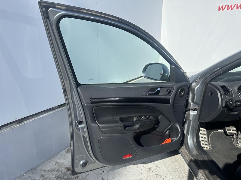 Škoda Octavia (2013) 2.0TDI RS ser.knížka - fotka 8 z 33