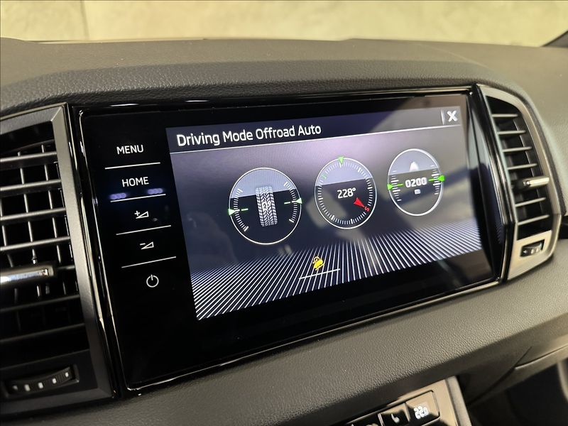 Škoda Karoq 2,0 TDi  DSG 4x4 Sportline LED - fotka 33 z 44
