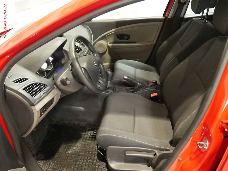 Renault Mégane (2009) 1.6i, 2.maj,ČR, AC, tažné - fotka 9 z 18