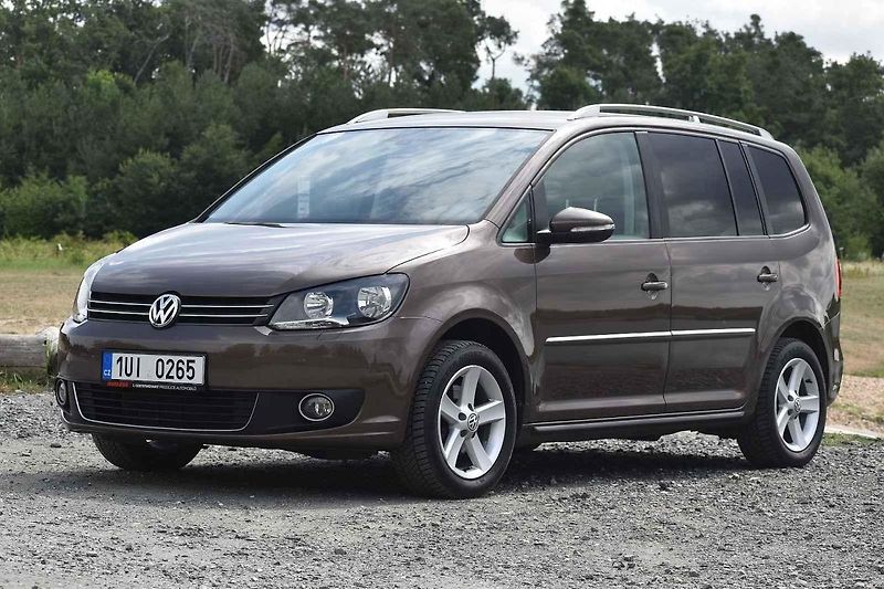 Volkswagen Touran působí usedle, ale je to dobrý rodinný společník