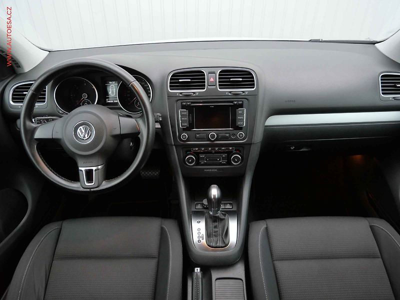 Volkswagen Golf (2011) 1.6 TDi, DSG, navi, park - fotka 8 z 20