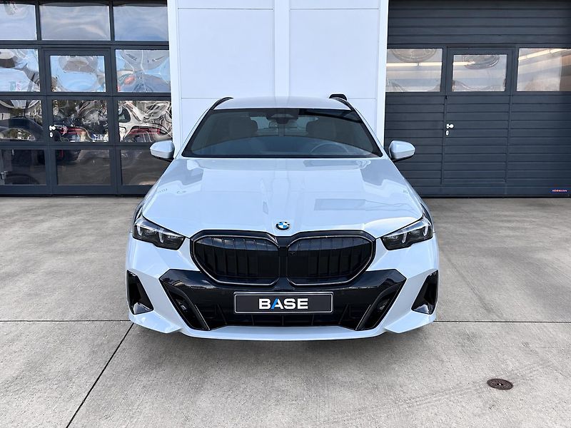 BMW Řada 5 540d xDrive Touring M-Sport - fotka 2 z 35