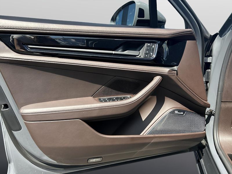 Porsche Panamera (2025) Turbo S E-Hybrid - fotka 25 z 29