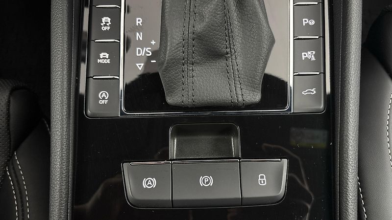 Škoda Superb 2.0 TDI DSG L&K Combi - fotka 28 z 36