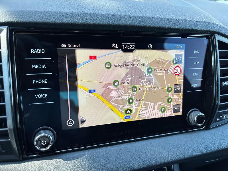 Škoda Karoq 1,5 TSI 110 kW SPORTLINE DSG - fotka 16 z 30