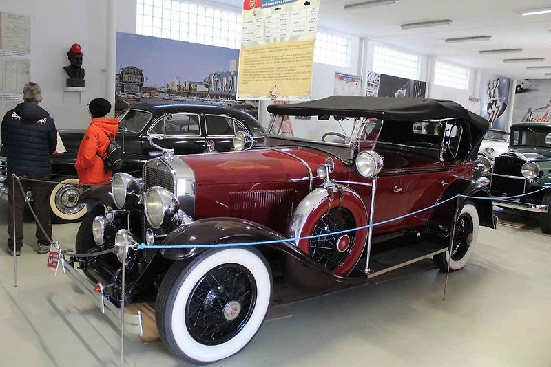 Příď vozu Cadillac Fleetwood Series 60 z roku 1947.