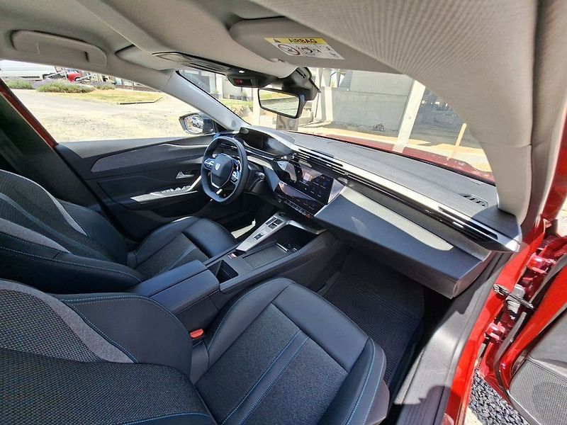 Peugeot 308 SW ALLURE 1,5 BHDi 130k EAT8 - fotka 14 z 29