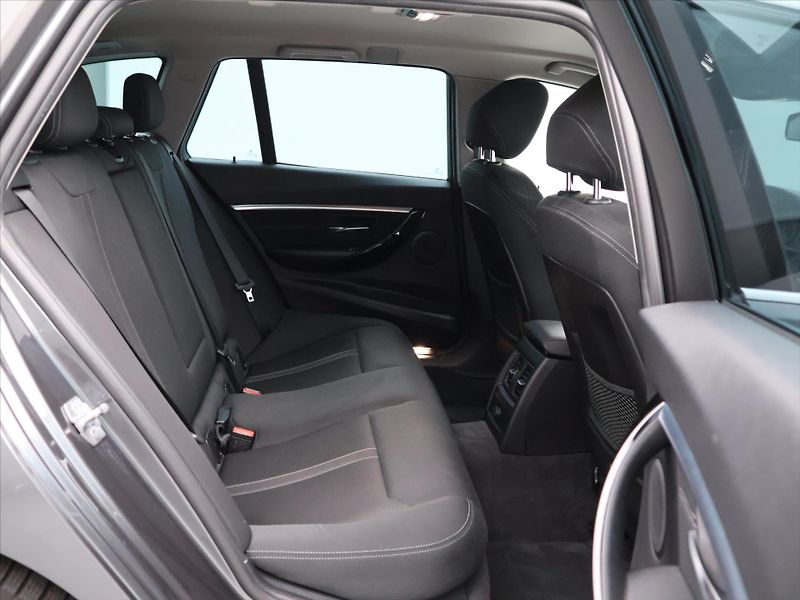 BMW Řada 3 2,0 320d xDrive 140kW Sport - fotka 13 z 29